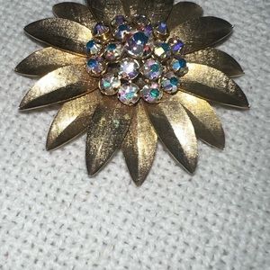 Large vintage Sarah Coventry "Satin Petals" gold-tone daisy flower brooch